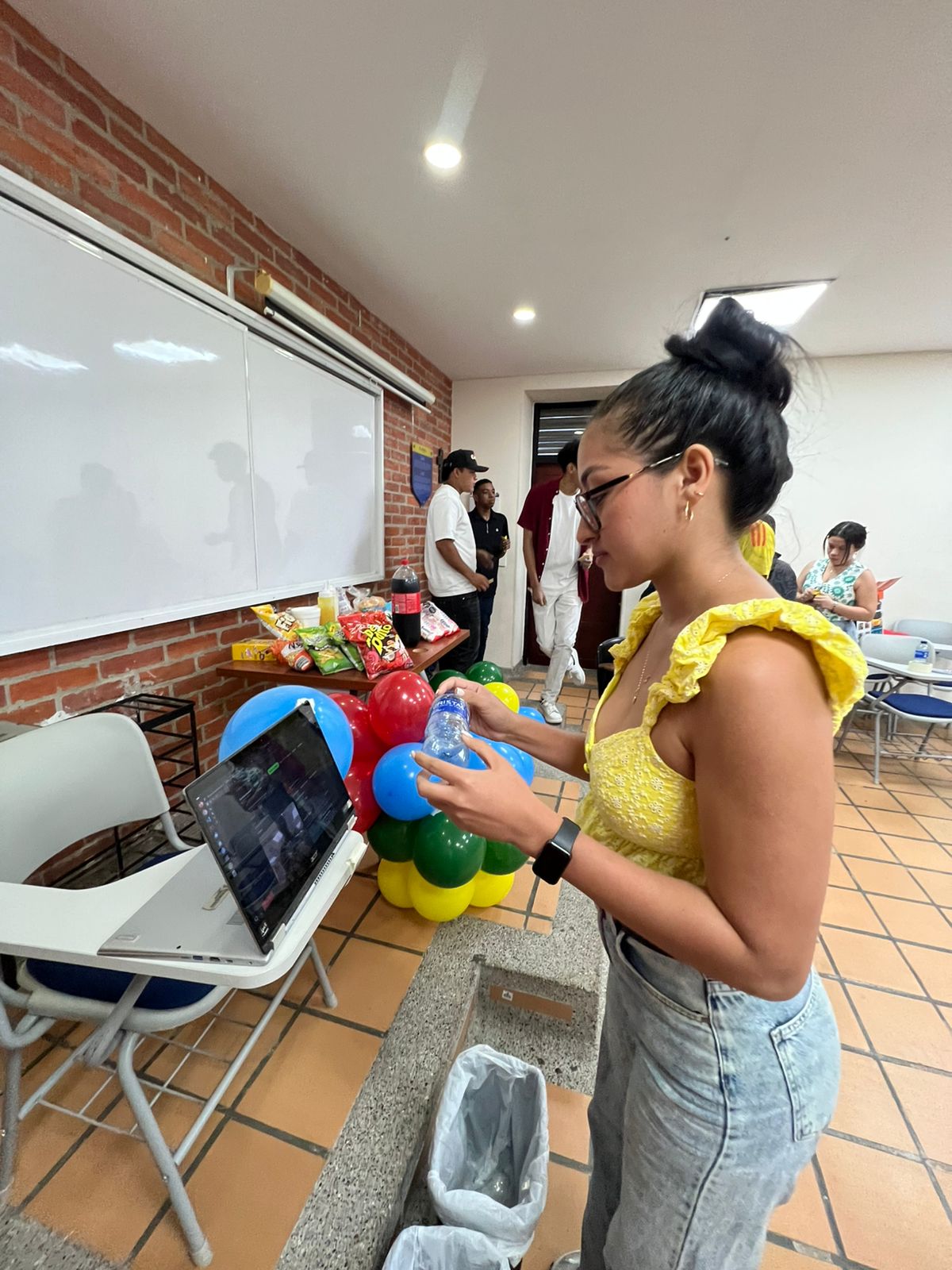 Detalle del escaneo de envases con Reccycles en campus universitario